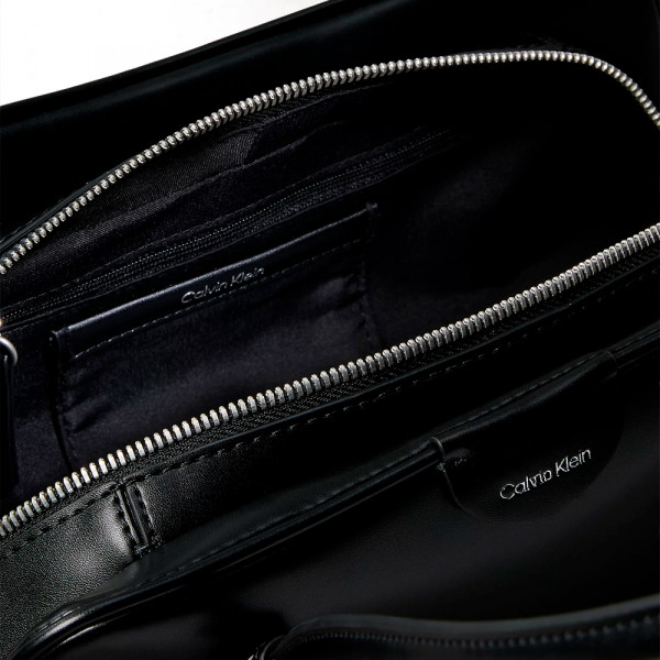 petit-sac-bandouliere-avec-logo-emblematique