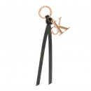 colgante-para-el-bolso-con-borla-y-logo-distintivo-en-piel