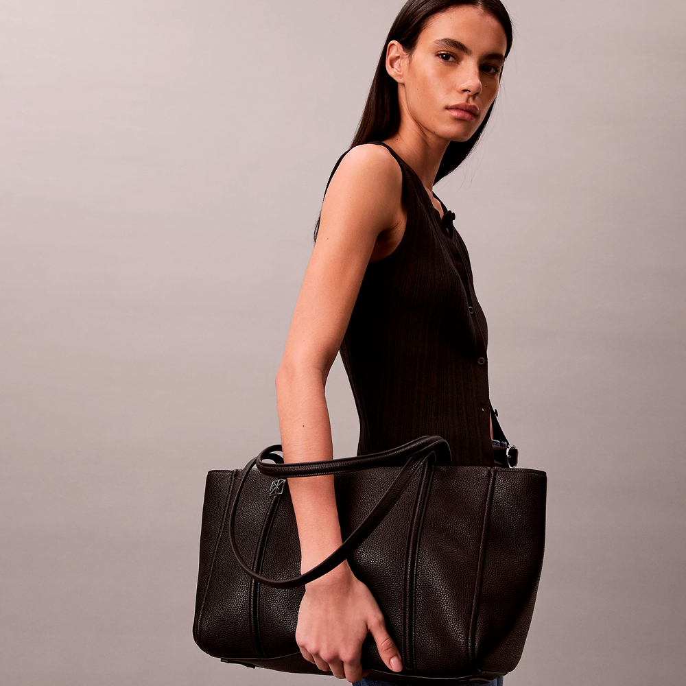 Calvin Klein Jeans Bolso tote grano de guijarro – imagen 4