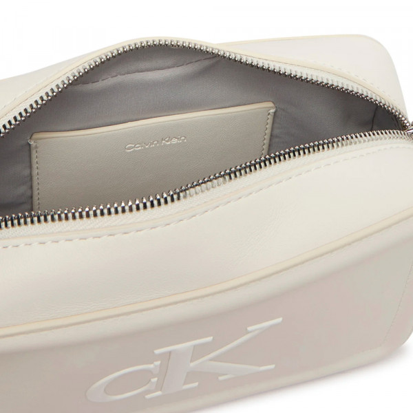 borsa-a-tracolla-a-forma-di-macchina-fotografica-con-monogramma-distintivo