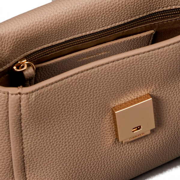 pebble-grain-shoulder-bag