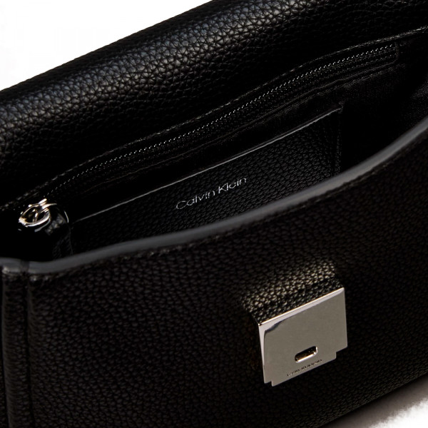 bolsa-de-ombro-com-textura-de-seixos