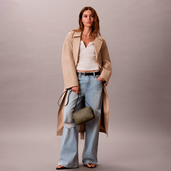 borsa-a-tracolla-stile-macchina-fotografica-con-logo-in-lamina