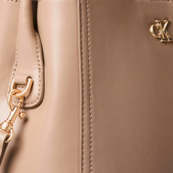 sac-seau-orne-d-un-logo-monogramme-et-d-accessoires-metalliques