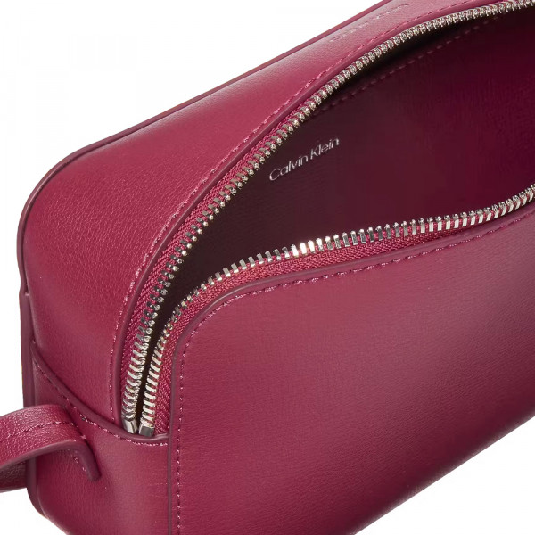 sac-bandouliere-avec-logo-en-metal