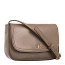 bolsa-con-solapa-para-camara-con-monograma