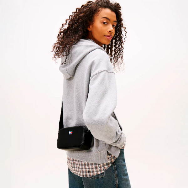 borsa-a-tracolla-essenziale-con-logo-in-metallo