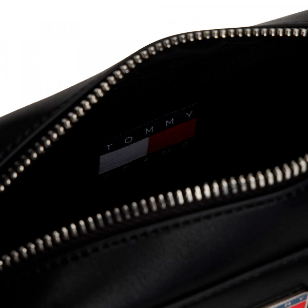 bolso-bandolera-essential-con-logo-metalico