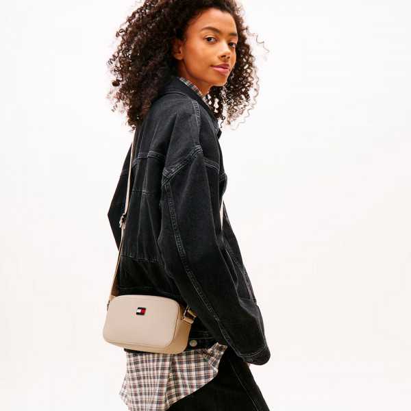 sac-bandouliere-essentiel-avec-logo-en-metal