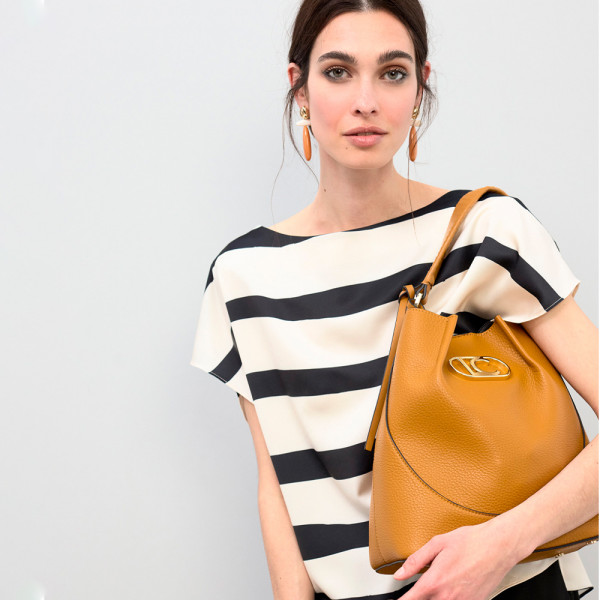 bolsa-hobo-com-detalhes-em-couro-sintetico-alca-trancada-e-laco