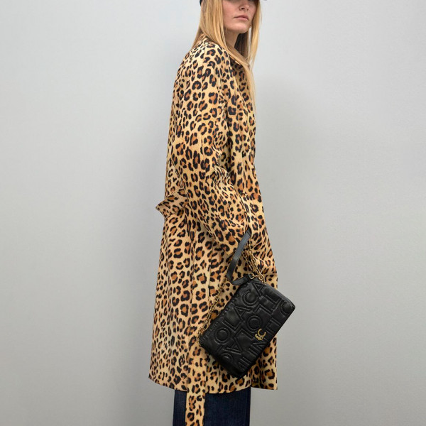 bolsa-de-ombro-com-aba-e-costura-com-o-logotipo