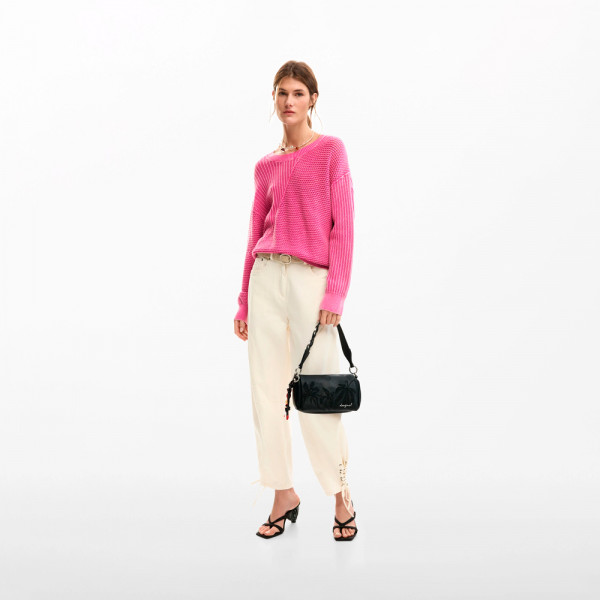 kleine-tasche-mit-gepragten-blumen