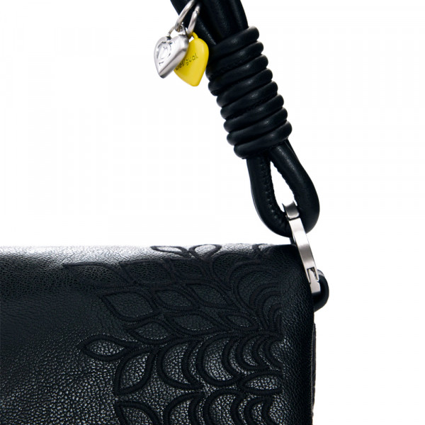 bolsa-pequena-com-aba-bordada