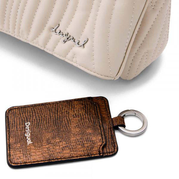 mittelgrosse-tasche-mit-gravuren