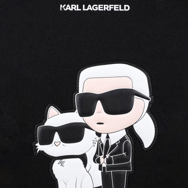 bolso-cambiador-para-bebe-con-estampado-de-la-marca