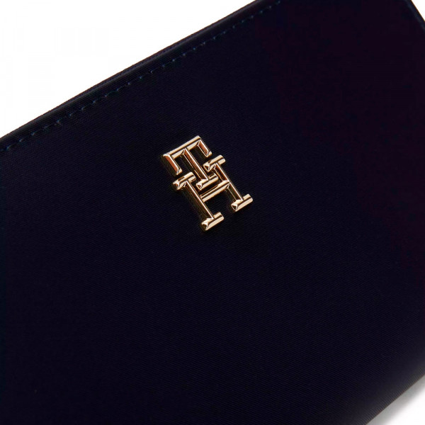 large-wallet-with-zipper-closure