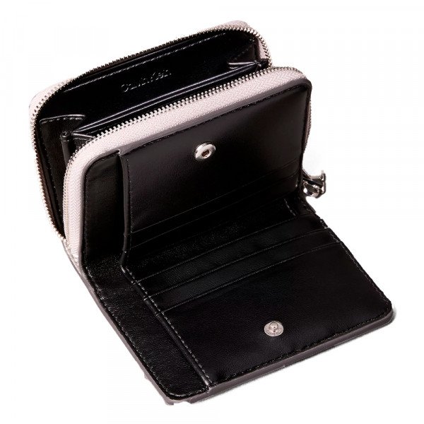 cartera-con-cremallera-y-monograma-metalico