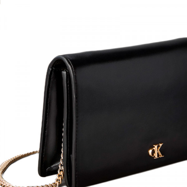 cartera-de-cadena-con-monograma