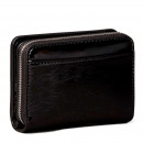 cartera-con-cremallera-y-monograma-metalico