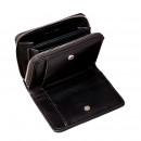 cartera-con-cremallera-y-monograma-metalico