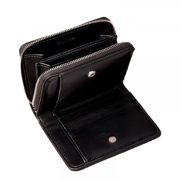 cartera-con-cremallera-y-monograma-metalico