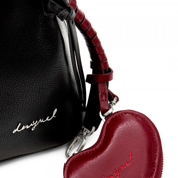 sac-a-dos-moyen-avec-breloque-en-forme-de-coeur