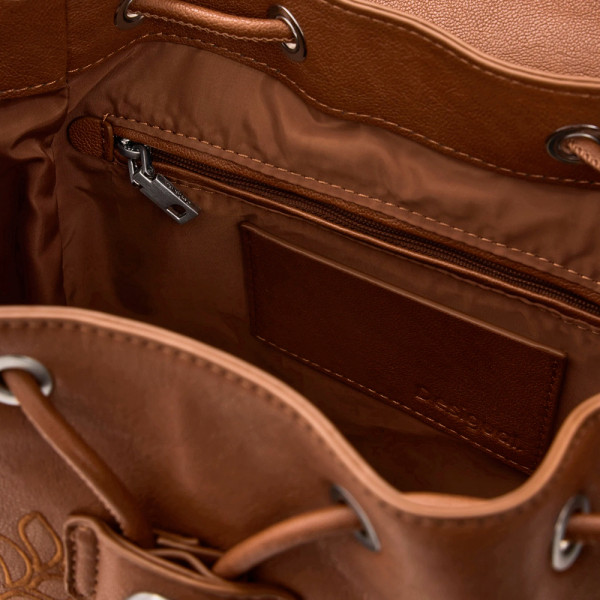 kleiner-bestickter-rucksack