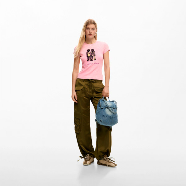 mochila-pequena-com-detalhes-em-jeans