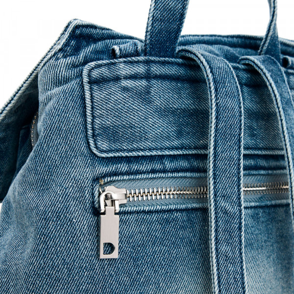 petit-sac-a-dos-avec-breloques-en-denim