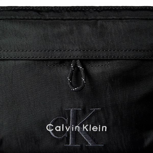 wasserabweisende-umhangetasche-aus-twill