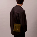 flache-nylontasche-mit-monogramm-logo