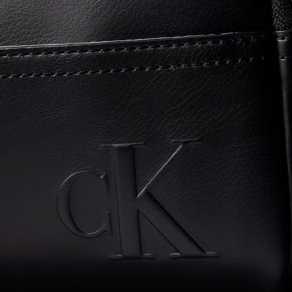 bolso-cruzado-con-logo-monograma-grabado