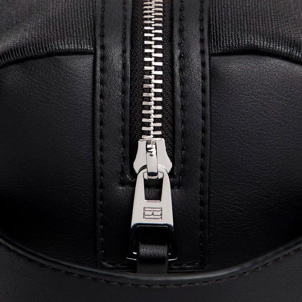 necessaire-moderna-com-logotipo-metalico