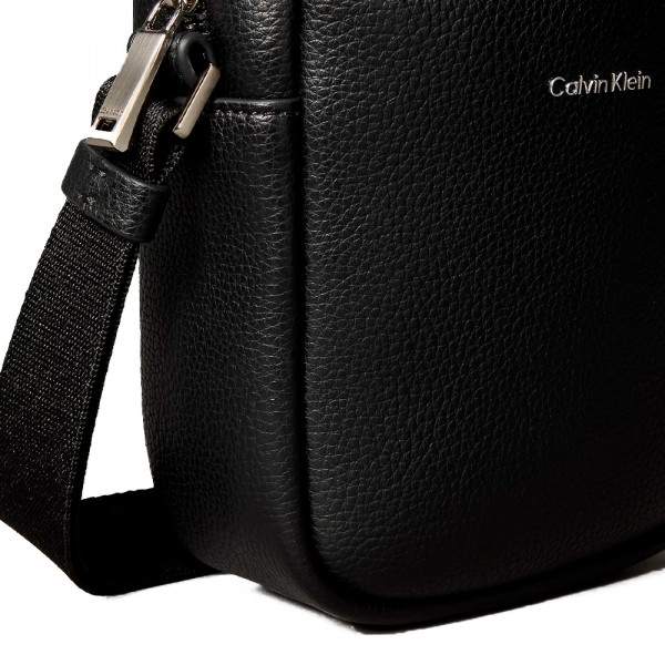 bolsa-tipo-pasta-para-reporter-modelo-slim-com-placa-de-logotipo-em-relevo