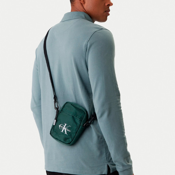 schlanke-reporter-umhangetasche-aus-nylon-mit-auffalligem-logo