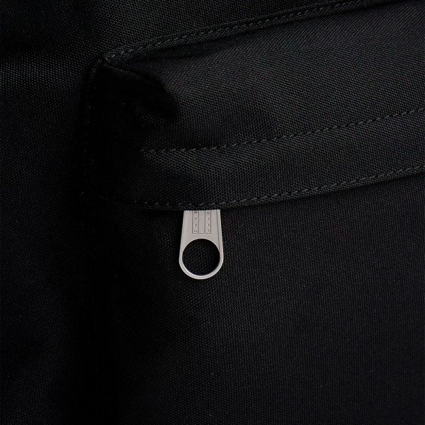 mochila-essential-logo