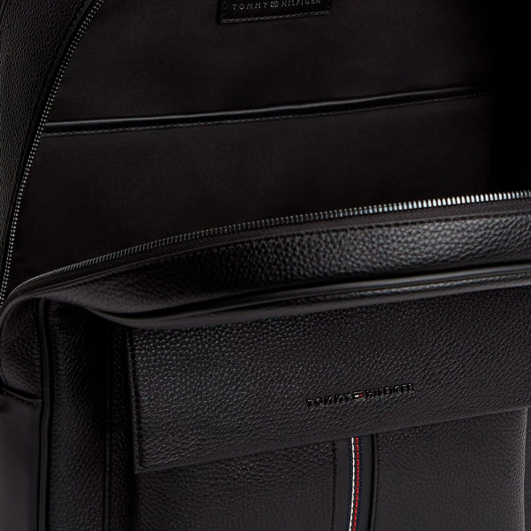 strukturierter-rucksack-mit-klappentasche