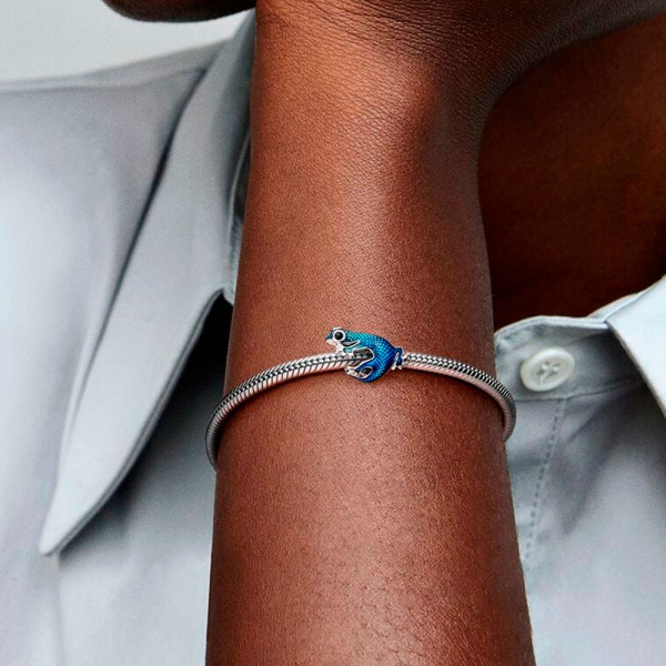 metallic-blue-geco-charm-792701c01