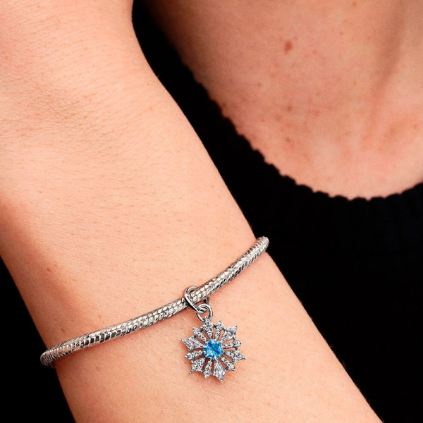 disney-frozen-queen-elsa-snowflake-pendant-charm-794209c01