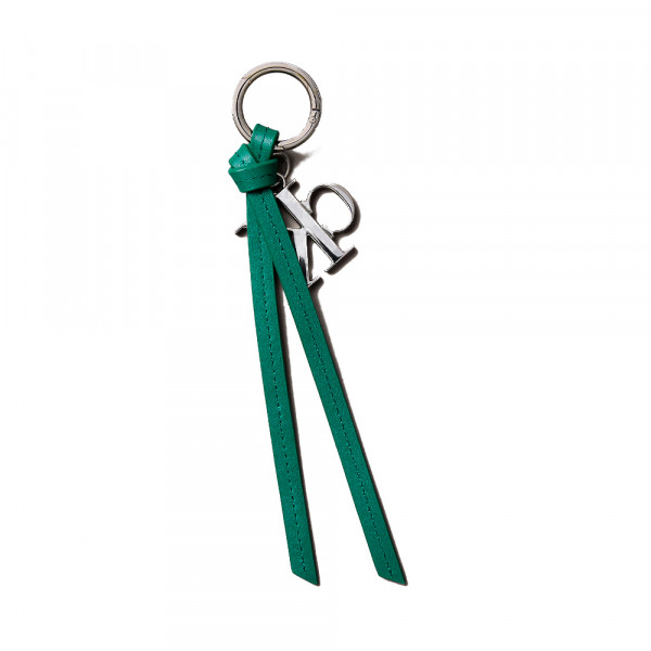 colgante-para-el-bolso-con-borla-y-logo-distintivo-en-piel