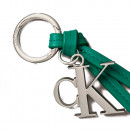 porte-cles-de-sac-a-main-avec-pompon-et-logo-distinctif-en-cuir