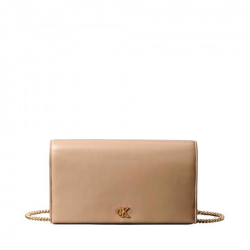 cartera-de-cadena-con-monograma