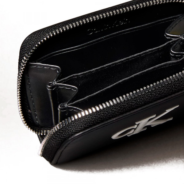 cartera-con-cremallera-y-monograma