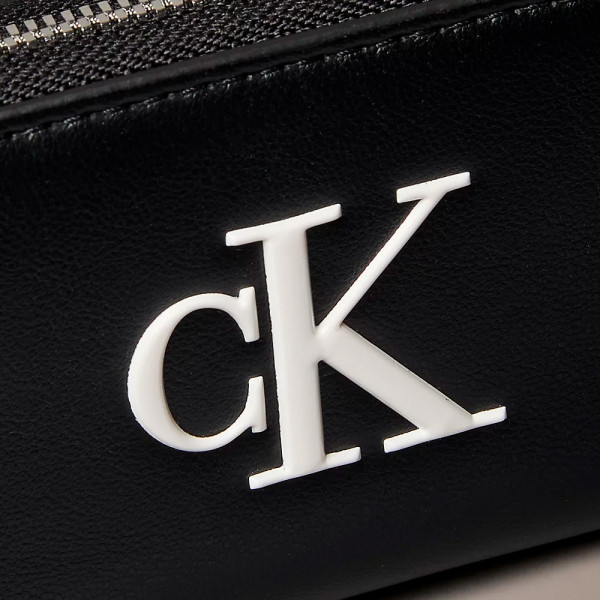 portafoglio-con-cerniera-e-monogramma
