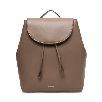 mochila-grande-con-solapa-y-logo-en-lamina-metalica