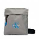 bolsa-de-ombro-plana-em-nylon-com-logotipo-monogramado