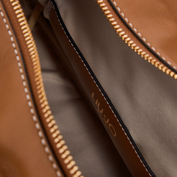 kleine-tasche-mit-schnalle