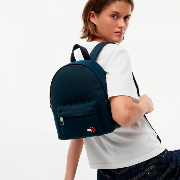 mochila-essential-con-logo