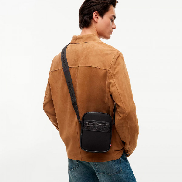 reportertasche-mit-unterschiedlichen-texturen-und-logo