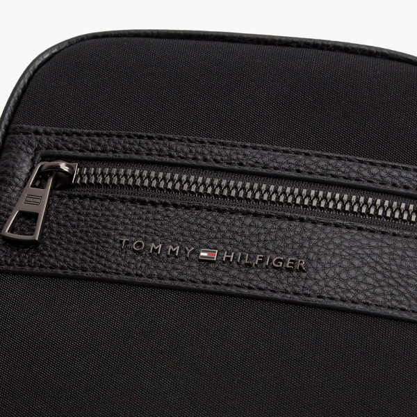 sac-de-reporter-avec-textures-variees-et-logo